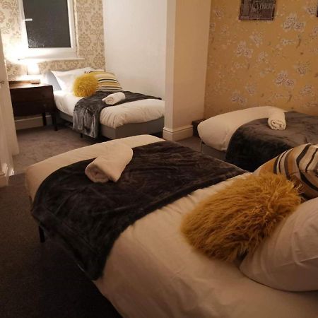 Corner House, Sleeps 8 In 4 Bedrooms, Near Train Station, Great Value! Manchester Dış mekan fotoğraf