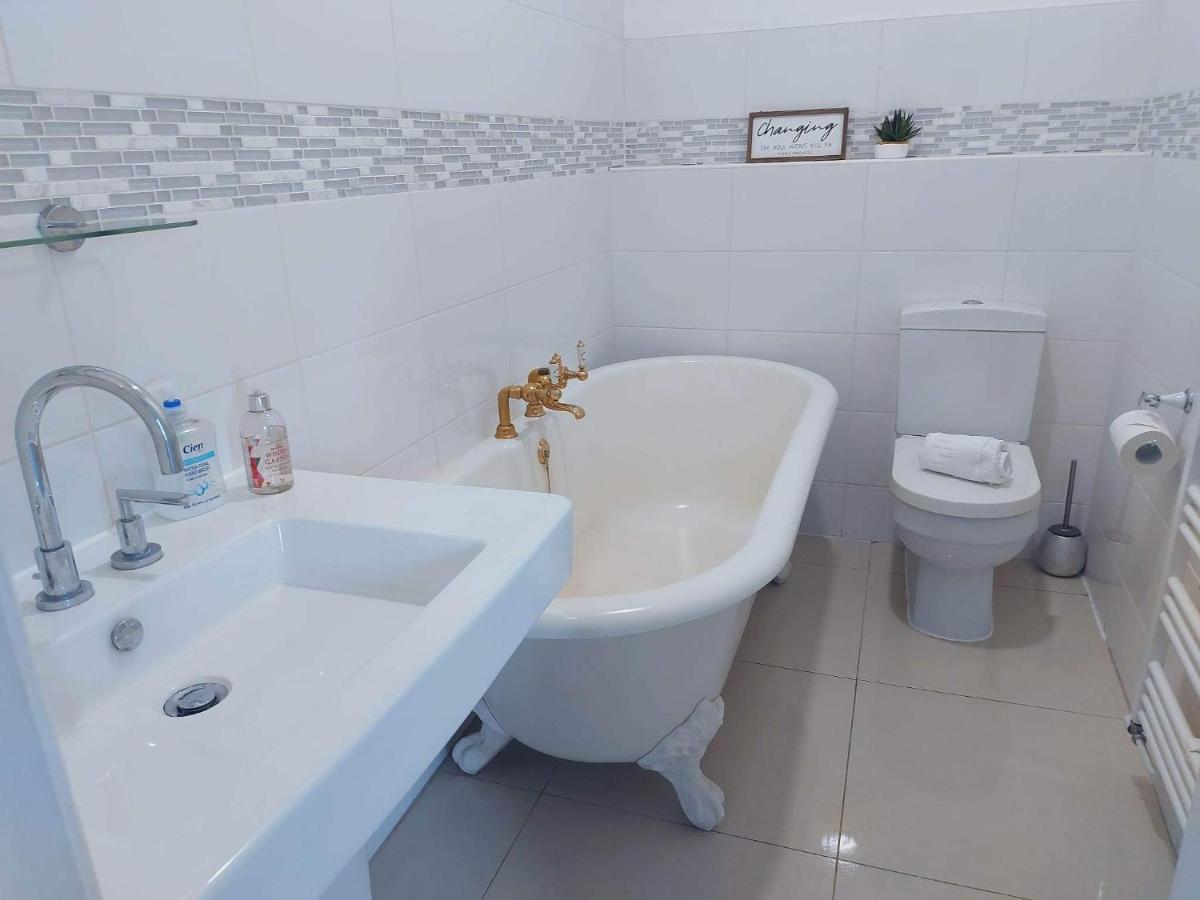 Corner House, Sleeps 8 In 4 Bedrooms, Near Train Station, Great Value! Manchester Dış mekan fotoğraf